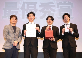 最優秀賞に選ばれた神戸学院大学の学生（右から３人）ら＝イーグレひめじ