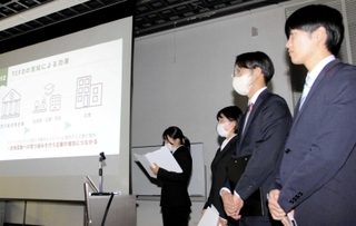 たつの市や宍粟市の企業に、ＳＤＧｓの視点を踏まえた事業を提案する県立大の学生＝姫路市南駅前町
