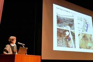 姫路城の石垣保存修理について報告する姫路市立城郭研究室の小柴治子さん＝姫路市本町