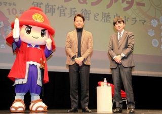トークショーに参加した谷原章介さん（中央）と中村高志さん＝姫路市神屋町
