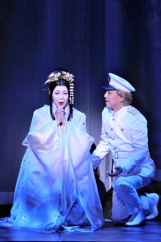 高田賢三さんが衣装を手がけたオペラ「蝶々夫人」の一場面＝（Ｃ）三枝近志（東京二期会提供）