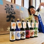 代表銘柄の龍力シリーズをＰＲする本田龍祐社長＝姫路市網干区高田