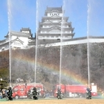 消防隊員による一斉放水。姫路城の前に虹が架かった＝姫路市本町