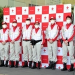 被災地への出発を前に、岡田裕之院長（右端）から激励の言葉をかけられる姫路赤十字病院の救護班メンバー＝姫路市下手野