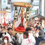 福娘をかごに乗せ、市街地を練り歩いた宝恵駕籠行列＝姫路市二階町