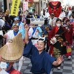 華やかな踊りで沿道を盛り上げた「謡囃子」＝姫路市二階町