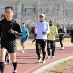 ペースを意識して練習する姫路城マラソンの出場予定者ら＝手柄山中央公園
