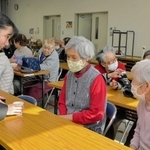 茶会に集まった地域住民と触れ合う高校生（左）ら＝姫路市飾磨区妻鹿