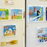 「世界遺産姫路城マラソン」を題材とした絵画が並ぶ会場＝姫路市大津区大津町２