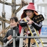 前回大会で軍師官兵衛の格好をしてランナーを応援する間寛平さん（２０２３年２月撮影）