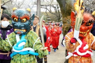 子どもたちを先導し、境内を練り歩く赤鬼と青鬼＝姫路神社