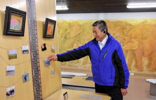 展覧会場に新たに追加した、阪明美さんのアフリカ旅行を伝えるコーナー＝姫路セントラルパーク