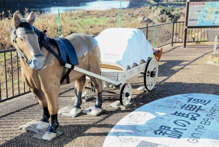 「銀の馬車道・鉱石の道」をＰＲするモニュメント＝姫路市砥堀
