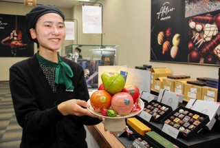 リンゴやモモなどの果物をイメージした容器にチョコレートが入った商品も目を引く＝姫路市駅前町、ピオレ姫路