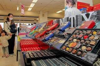チョコレートを中心に約７０のブランドの洋菓子が並ぶ山陽百貨店の会場＝姫路市南町