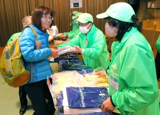 本番を前に受け付けをするランナー＝姫路市本町、イーグレひめじ