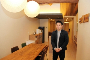 １日１組限定の貸し切り型のホテルを開業したワンパレードの畠中卓人社長＝姫路市二階町