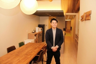 １日１組限定の貸し切り型のホテルを開業したワンパレードの畠中卓人社長＝姫路市二階町