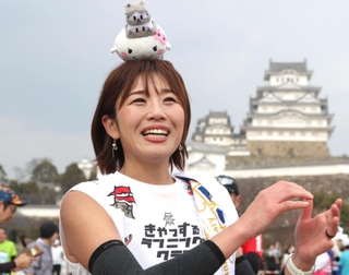 ゴール後、晴れやかな表情を浮かべるきゃっするひとみーさん＝姫路市本町、姫路城三の丸広場（撮影・辰巳直之）