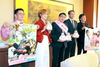 姫路を舞台としたコスプレイベントを発表したコスプレイヤーのフランさん（左から２人目）、清元秀泰姫路市長（同３人目）、長尾真神姫バス社長（同４人目）ら＝姫路市役所