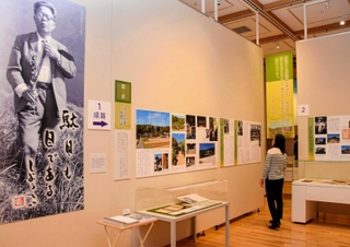 ひょうひょうとした作風で、現在も人気を集める木山捷平の企画展会場＝姫路市山野井町