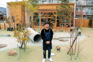 犬が走り回れる広場やトリミングサロン、カフェが一体となった施設を運営する熊川當さん＝姫路市飾磨区若宮町