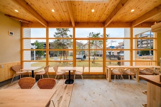 ガラス張りのカフェ店内からは広場の様子を見られる（ナチュラス提供）＝姫路市飾磨区若宮町