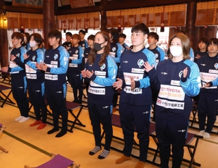 今シーズンの必勝を祈願するＡＳハリマアルビオンの選手ら＝播磨国総社