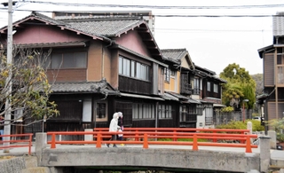「町家の日」に合わせて一般公開される元割烹旅館「丸安」。手前に架かるのが御幸橋＝姫路市飾磨区宮