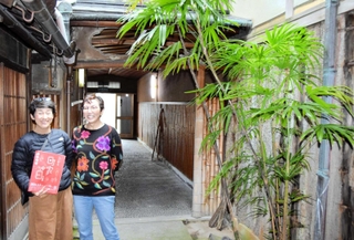 飾磨ひろめ隊の下津千修隊長（左）と、丸安の建物を管理している三木周子さん＝姫路市飾磨区宮