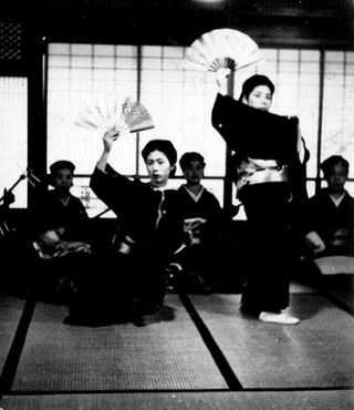 おそらく昭和３０年前後、芸者を呼んで丸安で開かれた宴会の様子（三木家提供）