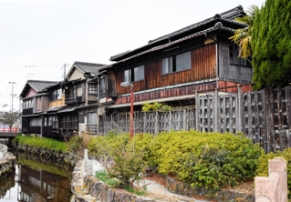 宮堀川沿いに立つ元割烹旅館「丸安」＝姫路市飾磨区宮