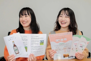 インドネシアの森林再生に向け活動する一般社団法人ヒダマリの村田美穂さん（右）、里穂さん姉妹＝姫路市内
