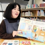 子どもと一緒に地震や防災を考えられる書籍を紹介する城内図書館司書の村上朋世さん＝姫路市本町