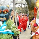 子どもたちを先導し、境内を練り歩く赤鬼と青鬼＝姫路神社