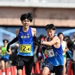男子・姫路市の４区石松賢大選手（左）からたすきを受ける５区村岡大雅選手＝加古川市の加古川河川敷マラソンコース（撮影・風斗雅博）