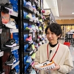 売れ筋のランニングシューズを解説する「スポーツオーソリティ姫路大津店」の藤田耕平店長＝姫路市大津区大津町２