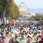 姫路城を背に、笑顔でスタートするランナーら＝１１日午前、姫路市の大手前通り（撮影・辰巳直之）