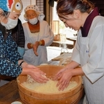 蒸した酒米を手で揉んで冷ます参加者ら＝姫路市網干区余子浜