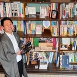 鍛冶六のシェア型書店コーナー。「ここから『本のバトン』に出てくる本もあるかも」と話す浜田大規さん＝姫路市網干区新在家