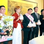 姫路を舞台としたコスプレイベントを発表したコスプレイヤーのフランさん（左から２人目）、清元秀泰姫路市長（同３人目）、長尾真神姫バス社長（同４人目）ら＝姫路市役所