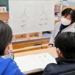 来日間もないベトナム出身の児童を教える西野明美教諭（奥）＝いずれも四郷学院前期課程