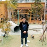 犬が走り回れる広場やトリミングサロン、カフェが一体となった施設を運営する熊川當さん＝姫路市飾磨区若宮町