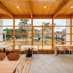 ガラス張りのカフェ店内からは広場の様子を見られる（ナチュラス提供）＝姫路市飾磨区若宮町