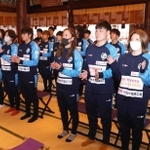 今シーズンの必勝を祈願するＡＳハリマアルビオンの選手ら＝播磨国総社