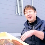 処理する前のアカエイを手に、今後の展望を語る丸魚水産の牧田稔さん＝姫路市白浜町