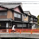 「町家の日」に合わせて一般公開される元割烹旅館「丸安」。手前に架かるのが御幸橋＝姫路市飾磨区宮