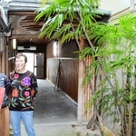 飾磨ひろめ隊の下津千修隊長（左）と、丸安の建物を管理している三木周子さん＝姫路市飾磨区宮