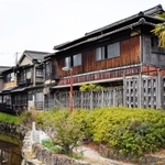 宮堀川沿いに立つ元割烹旅館「丸安」＝姫路市飾磨区宮