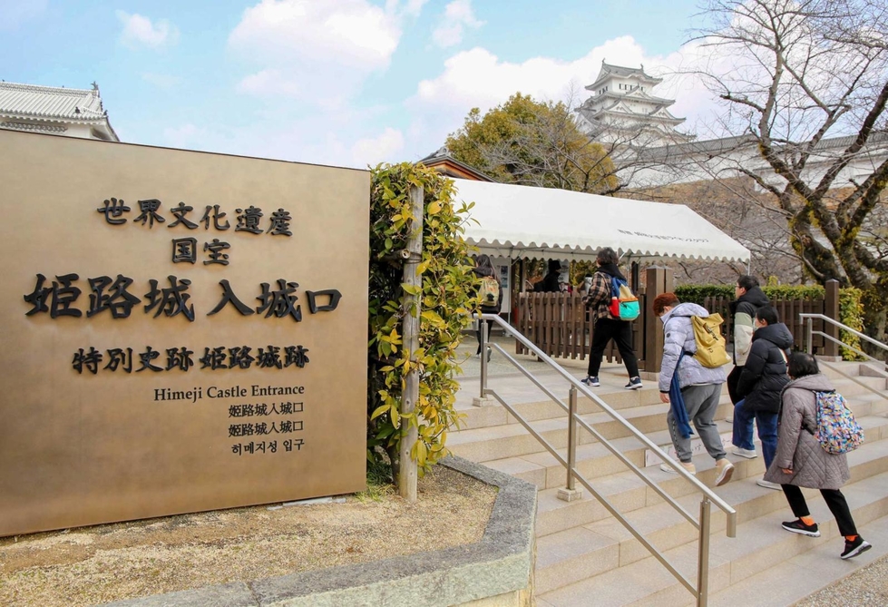 姫路城が入城料値上げへ 市、漆喰の壁修繕など維持費考慮し決定|姫路